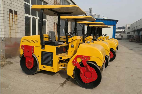 <a href='http://www.hfdngs.cn' target='_blank'>壓路機(jī)</a>