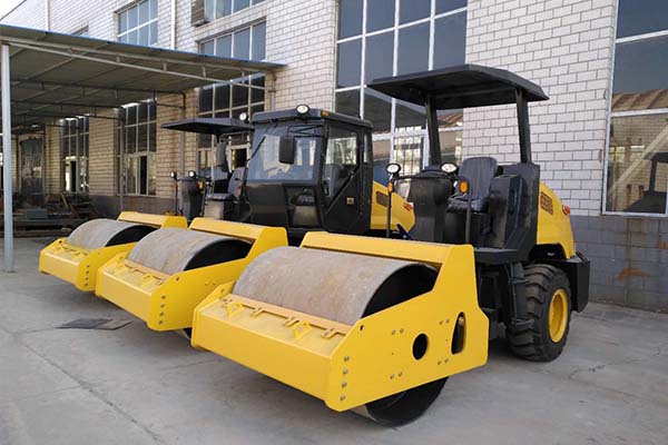 <a href='http://www.hfdngs.cn' target='_blank'>壓路機(jī)</a>廠家